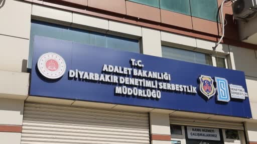 Diyarbakır'da yükümlüler mekan mefhumuna bakılmaksızın kitap okuyor