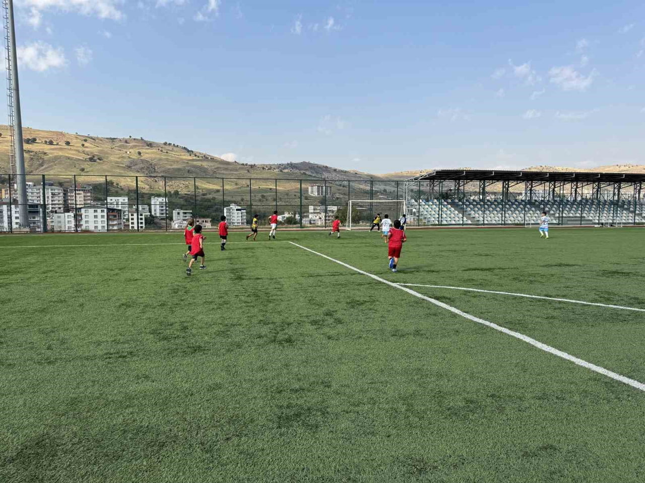 DİYARBAKIR'IN ÇERMİK İLÇESİNDE ÇOCUKLAR VE GENÇLER ÇERMİK 21 FUTBOL KULÜBÜ ARACILIĞIYLA SPOR...
