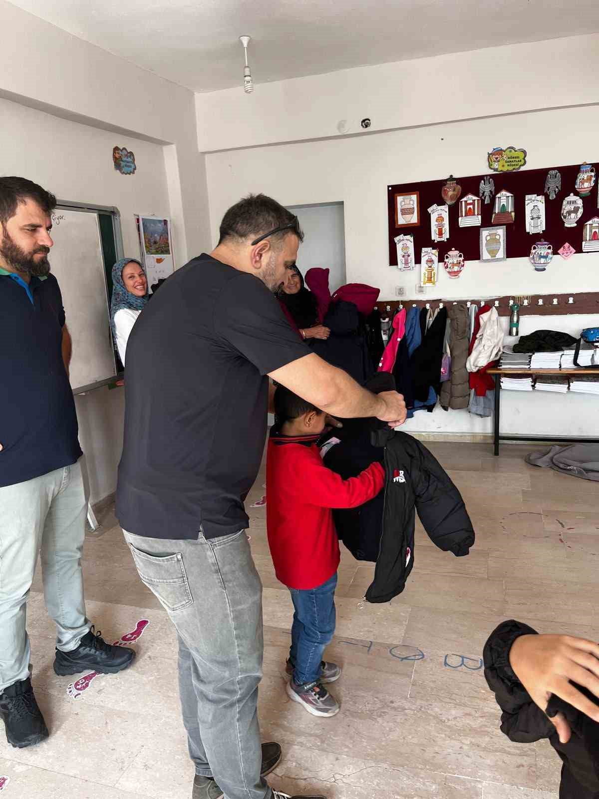 DİYARBAKIR'IN ÇERMİK VE ÇÜNGÜŞ İLÇESİNDE 200 ÖĞRENCİYE MONT VE BOT DAĞITILDI.