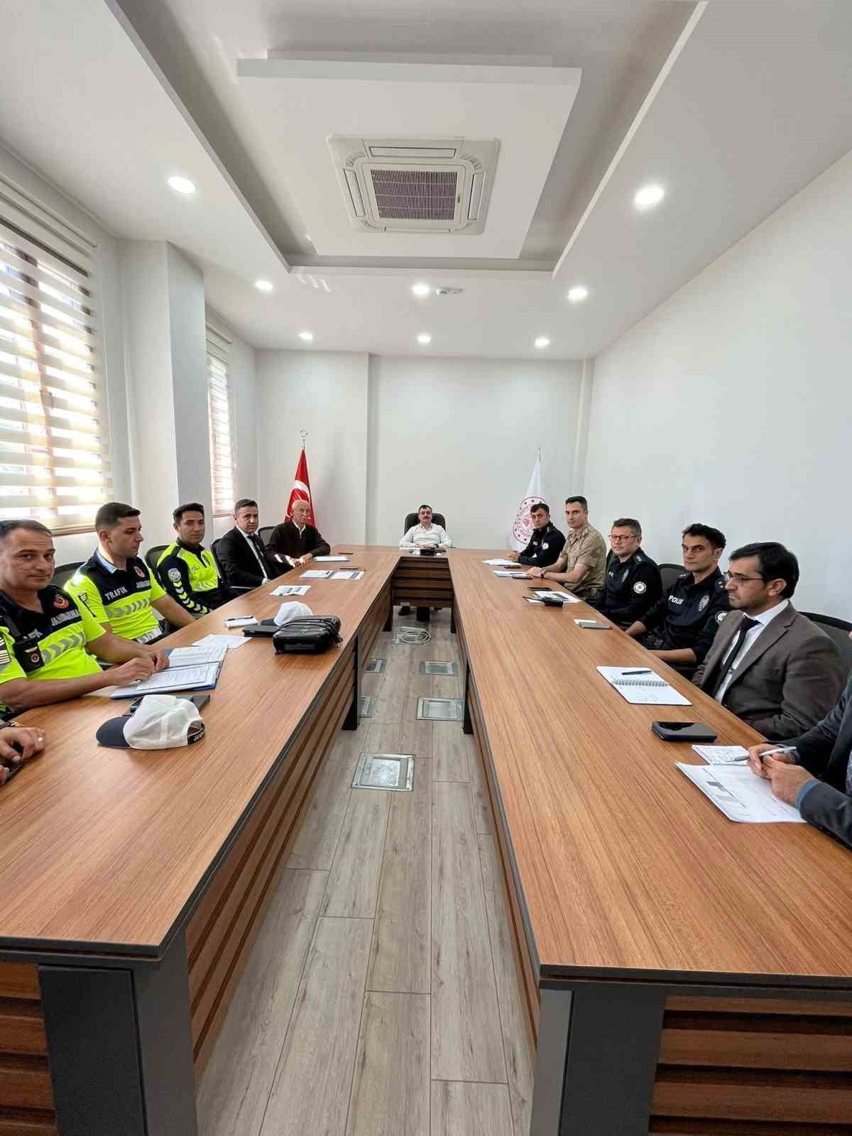 DİYARBAKIR'IN DİCLE İLÇESİNDE, OKULLARIN GÜVENLİĞİ VE EĞİTİM-ÖĞRETİM FAALİYETLERİNİN ELE ALINDIĞI...