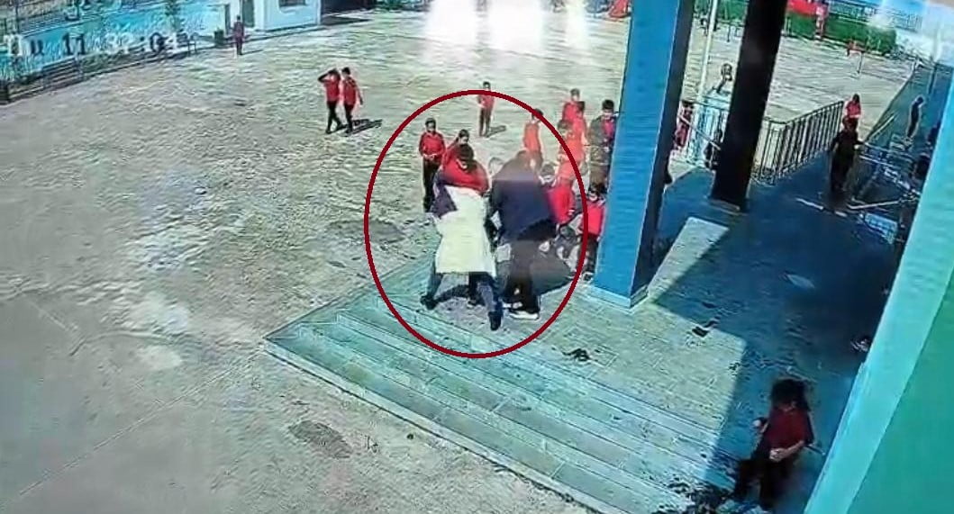 DİYARBAKIR'IN EĞİL İLÇESİNDE NEFES BORUSUNA MANDALİNA PARÇASI KAÇAN ÖĞRENCİNİN, MÜDÜR...