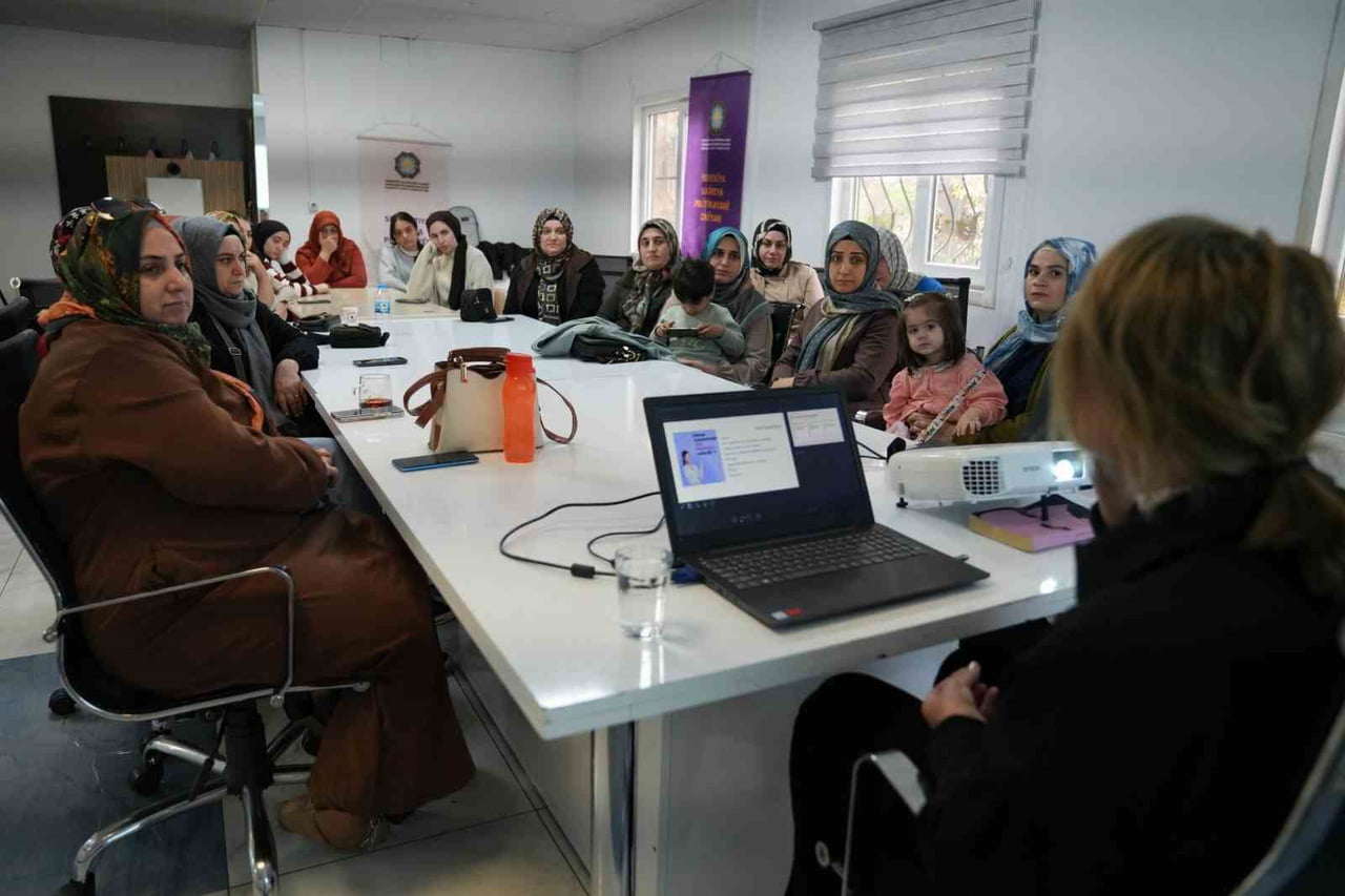 DİYARBAKIR BÜYÜKŞEHİR BELEDİYESİNİN KOŞUYOLU KADIN YAŞAM MERKEZİNDE DÜZENLEDİĞİ SEMİNERDE, MEME...
