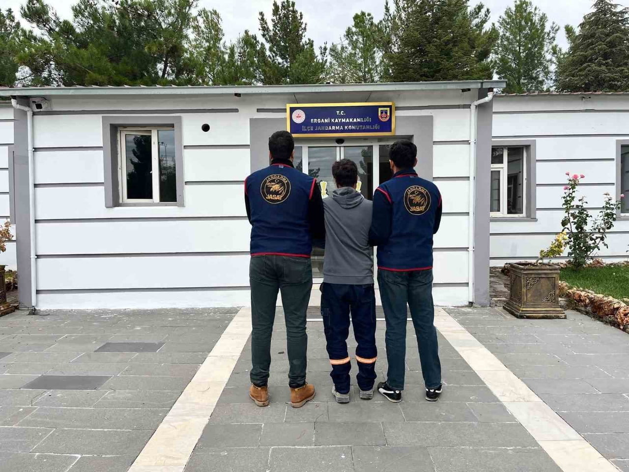 DİYARBAKIR’DA JANDARMA EKİPLERİNCE DÜZENLENEN OPERASYONLARDA, HAKLARINDA KESİNLEŞMİŞ HAPİS CEZASI...