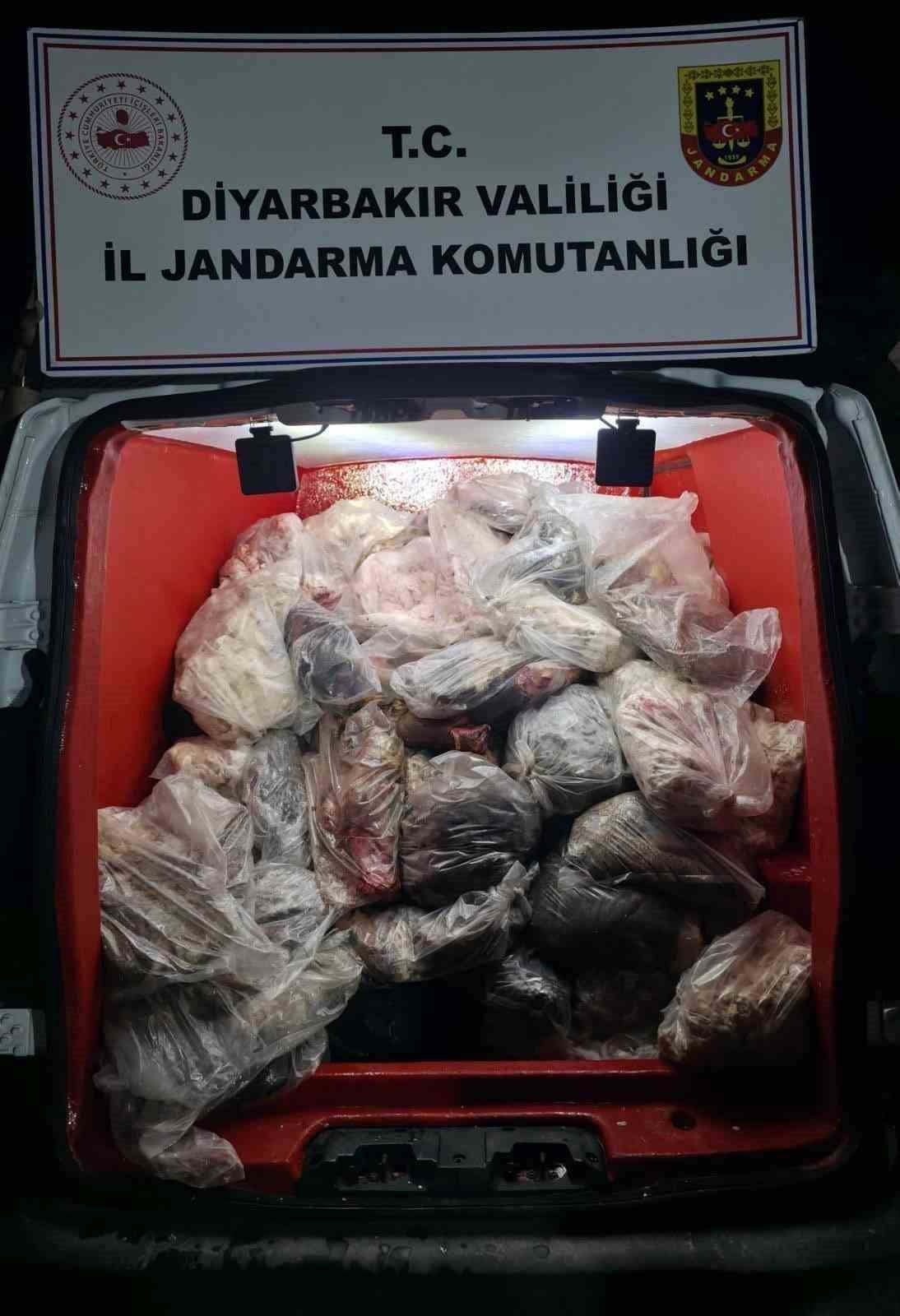 DİYARBAKIR’DA JANDARMA EKİPLERİNCE DÜZENLENEN OPERASYONLARDA, İNSAN SAĞLIĞINA ELVERİŞSİZ 820 KİLO...