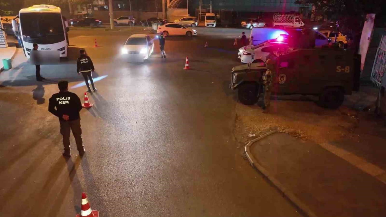 DİYARBAKIR’DA POLİS EKİPLERİNCE BAĞLAR VE YENİŞEHİR İLÇELERİNDE DÜZENLENEN OPERASYONLARDA 39 KİLO...