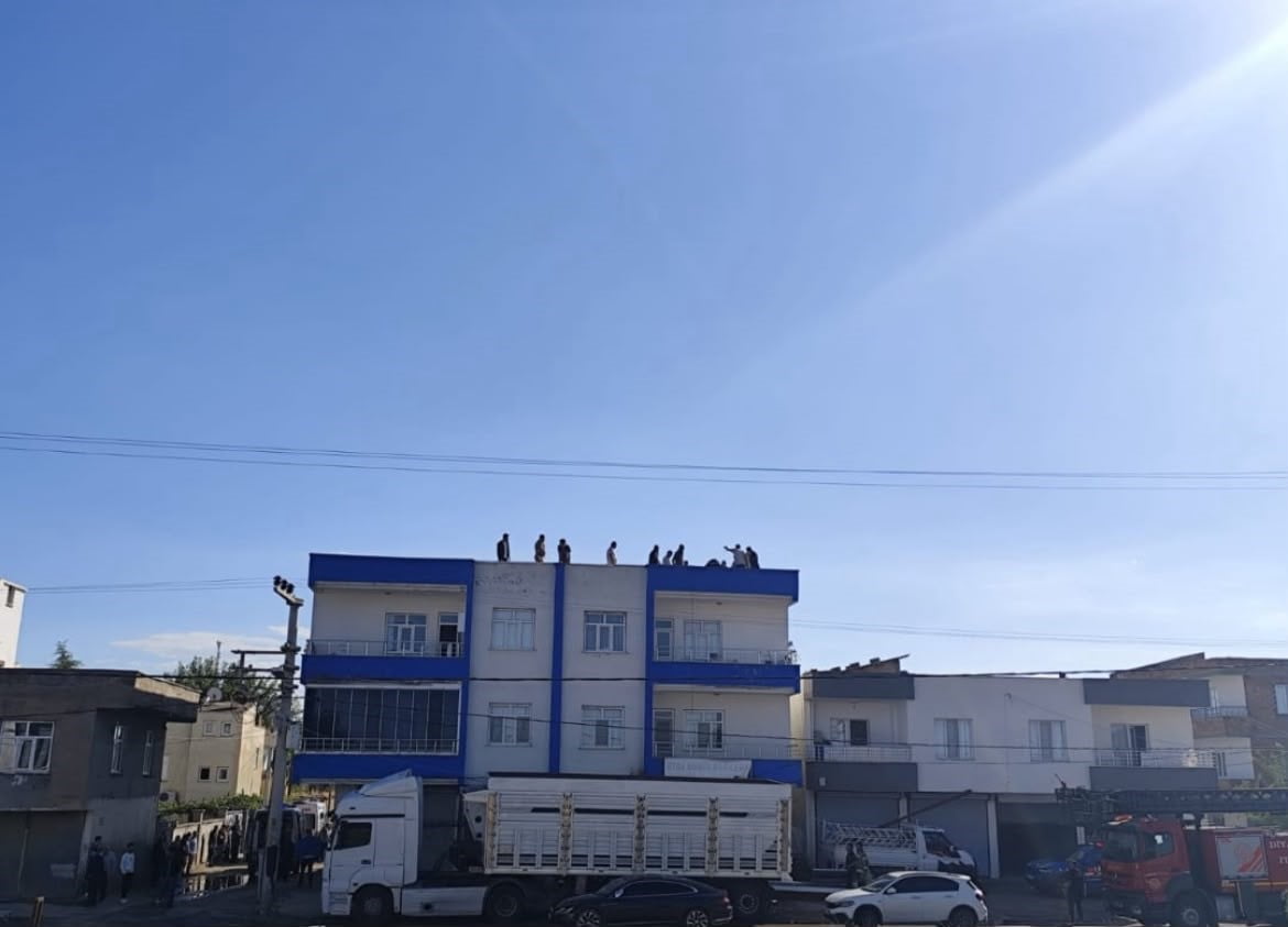 DİYARBAKIR’IN BİSMİL İLÇESİNDE SACI ÇEKMEK İSTERKEN YÜKSEK GERİLİM HATTINA TEMAS ETMESİ SONUCU...