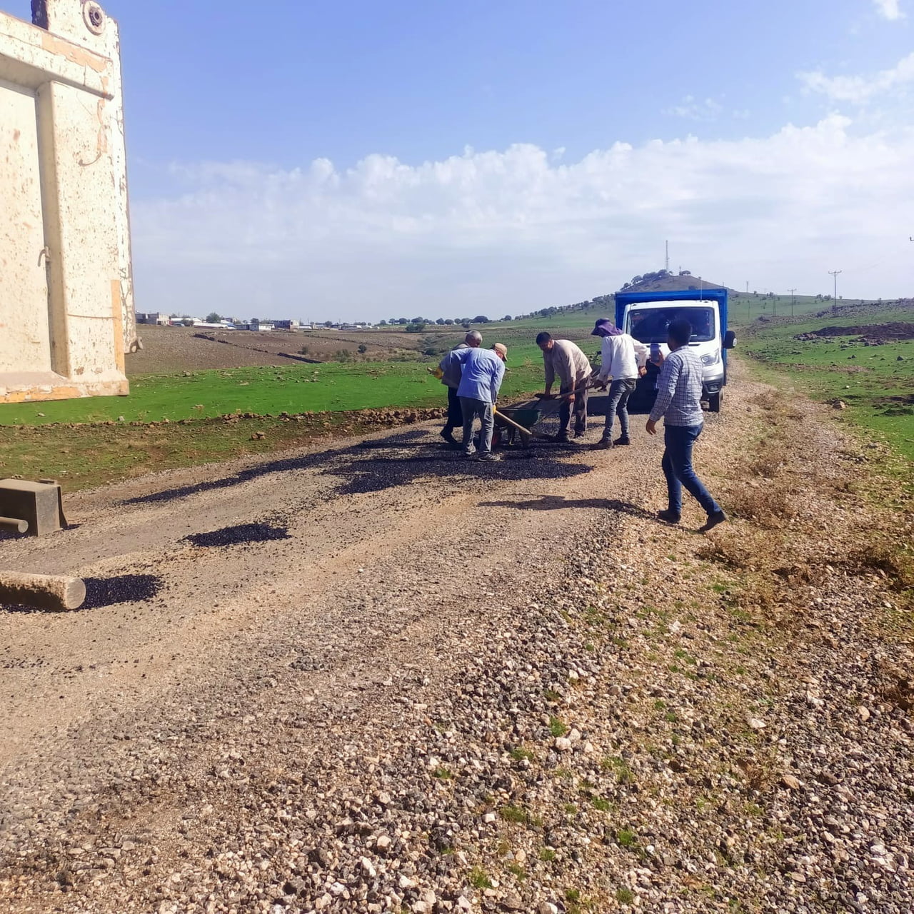DİYARBAKIR’IN ÇERMİK İLÇESİ İKİÇELTİK MAHALLESİ'NDE VATANDAŞLAR, MAHALLE YOLLARININ ONARIMINI...
