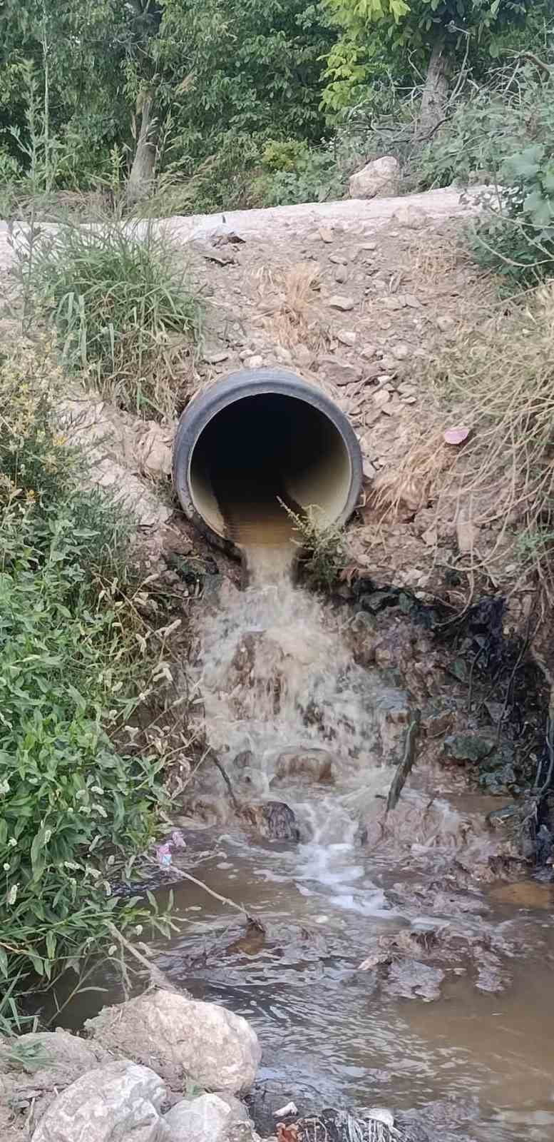 DİYARBAKIR’IN ÇERMİK İLÇESİ SİNEK ÇAYINA 8 AYRI NOKTADAN KARIŞAN İLÇENİN KANALİZASYON SORUNUNUN...