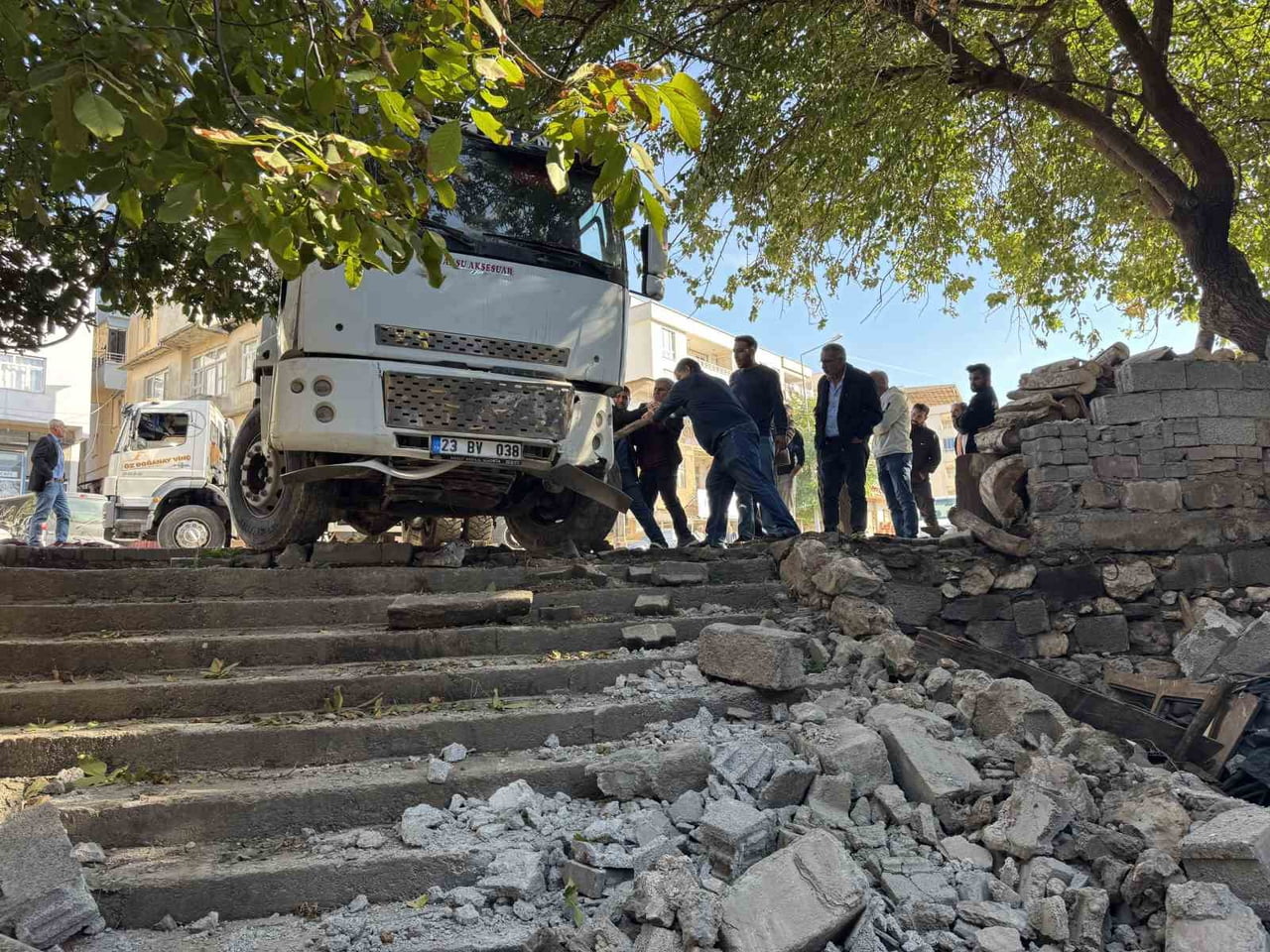DİYARBAKIR’IN ÇERMİK İLÇESİNDE PARK HALİNDEYKEN FRENİ BOŞALAN KAMYON, MAHALLEYE GİRİP EVİN BAHÇE...