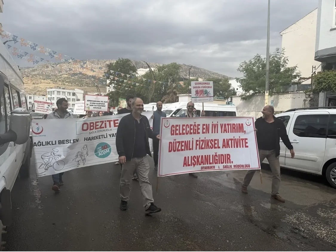 DİYARBAKIR’IN ÇERMİK İLÇESİNDE SAĞLIK ÇALIŞANLARI OBEZİTEYE DİKKAT ÇEKMEK İÇİN YÜRÜYÜŞ...