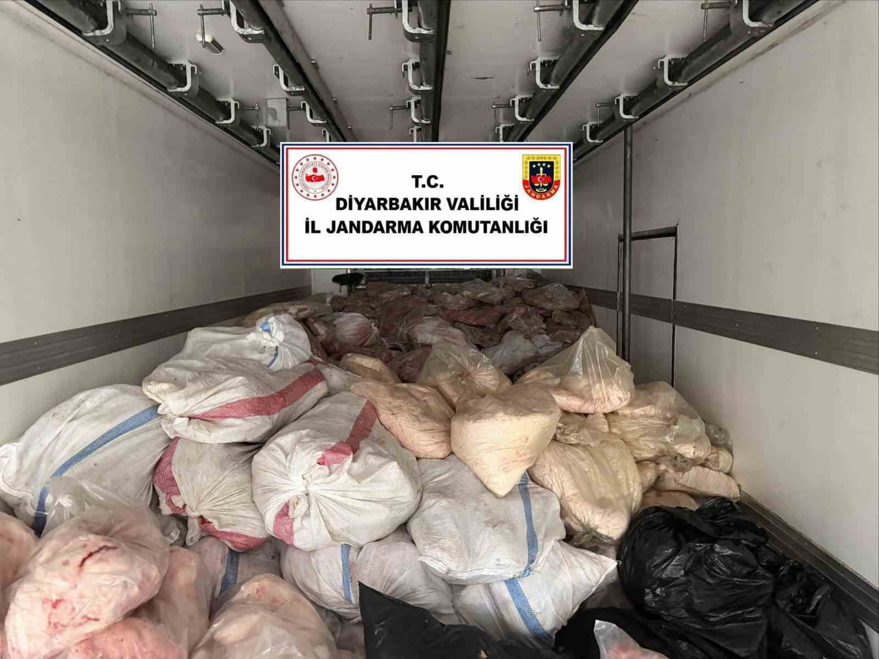 DİYARBAKIR’IN ÇINAR İLÇESİNDE JANDARMA EKİPLERİNCE DÜZENLENEN OPERASYONDA İNSAN SAĞLIĞINA EL...