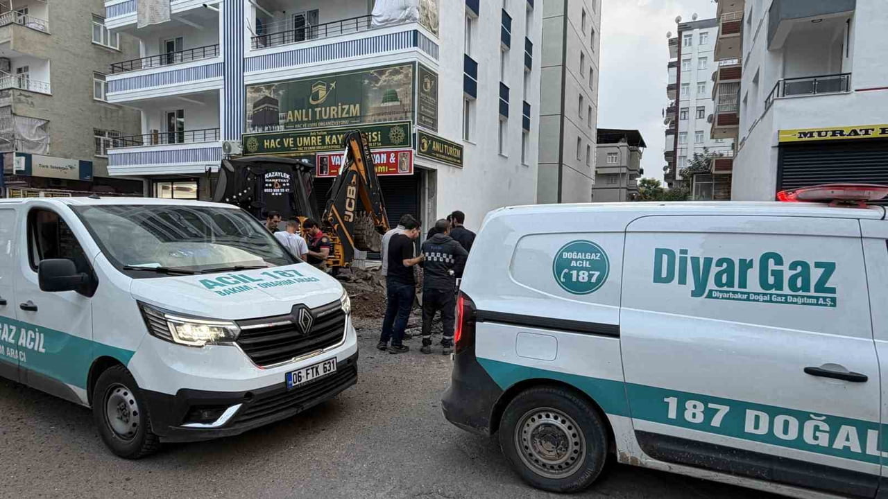 DİYARBAKIR’IN MERKEZ KAYAPINAR İLÇESİNDE ÇALIŞMA ESNASINDA DOĞAL GAZ BORUSUNUN ÇATLAMASI SONUCU...