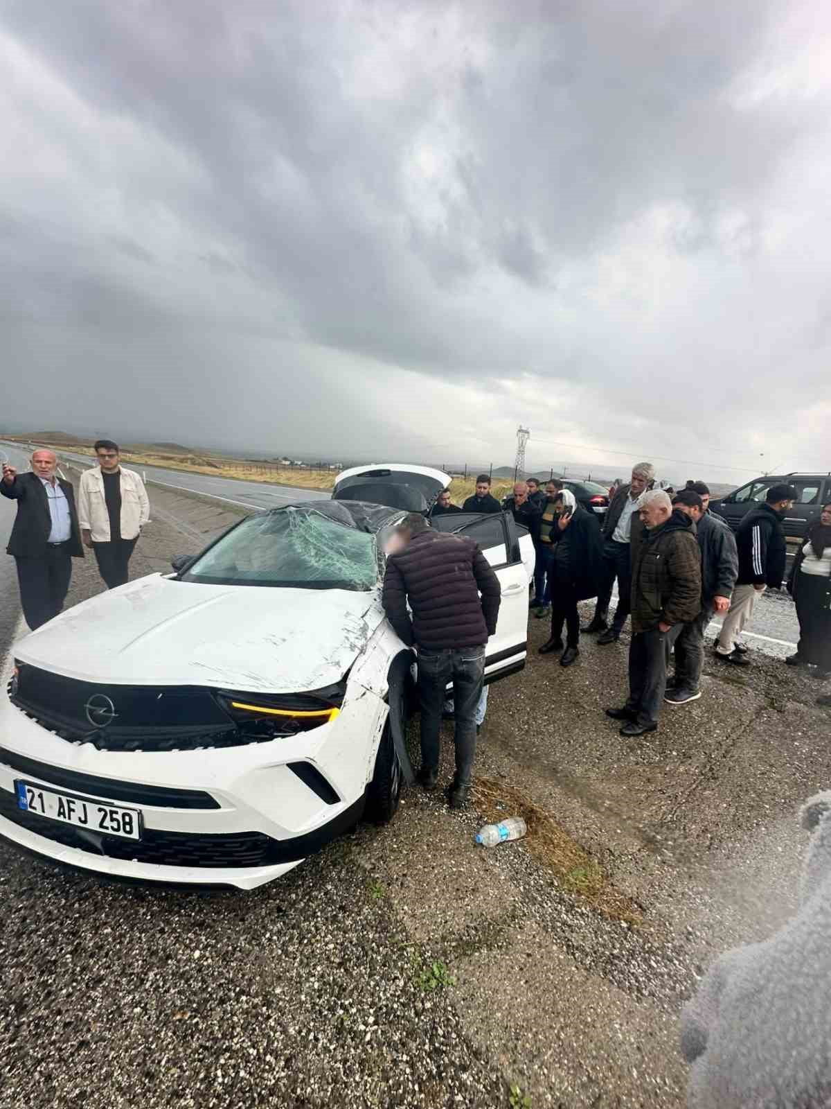 DİYARBAKIR’IN SİLVAN İLÇESİNDE SÜRÜCÜSÜNÜN DİREKSİYON HAKİMİYETİNİ KAYBETTİĞİ OTOMOBİL YOLDAN...
