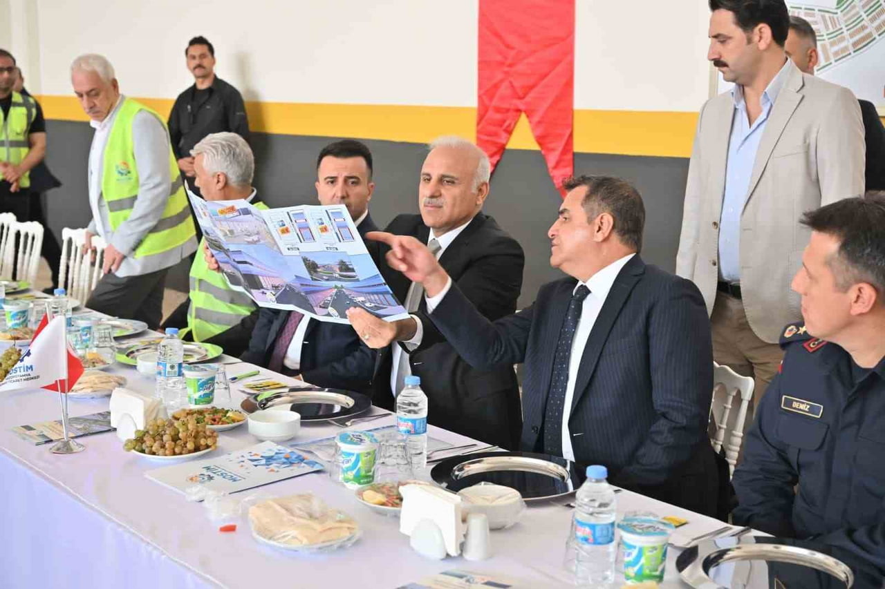 DİYARBAKIR VALİSİ MURAT ZORLUOĞLU, DESOB BAŞKANI ALİCAN EBEDİNOĞLU VE DESOB’A BAĞLI ODA BAŞKANLARI...