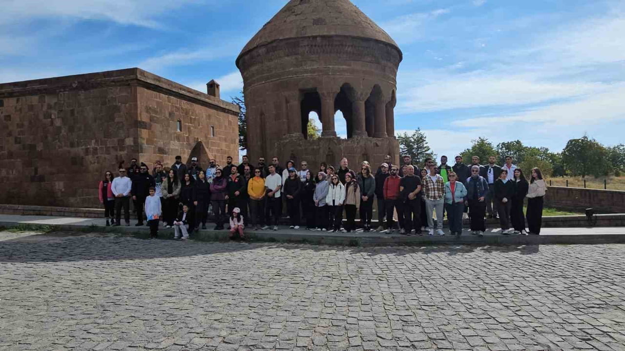DOĞA VE KÜLTÜR GEZİSİNDE YAKLAŞIK 100 KATILIMCI, AHLAT’IN TARİHİ VE DOĞAL GÜZELLİKLERİNİ...