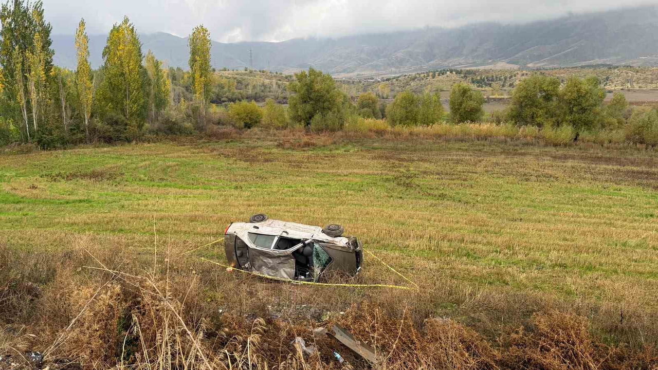 DOĞANŞEHİR İLÇESİNDE KONTROLDEN ÇIKAN OTOMOBİLİN ŞARAMPOLE DEVRİLMESİ SONUCU 2 KİŞİ...