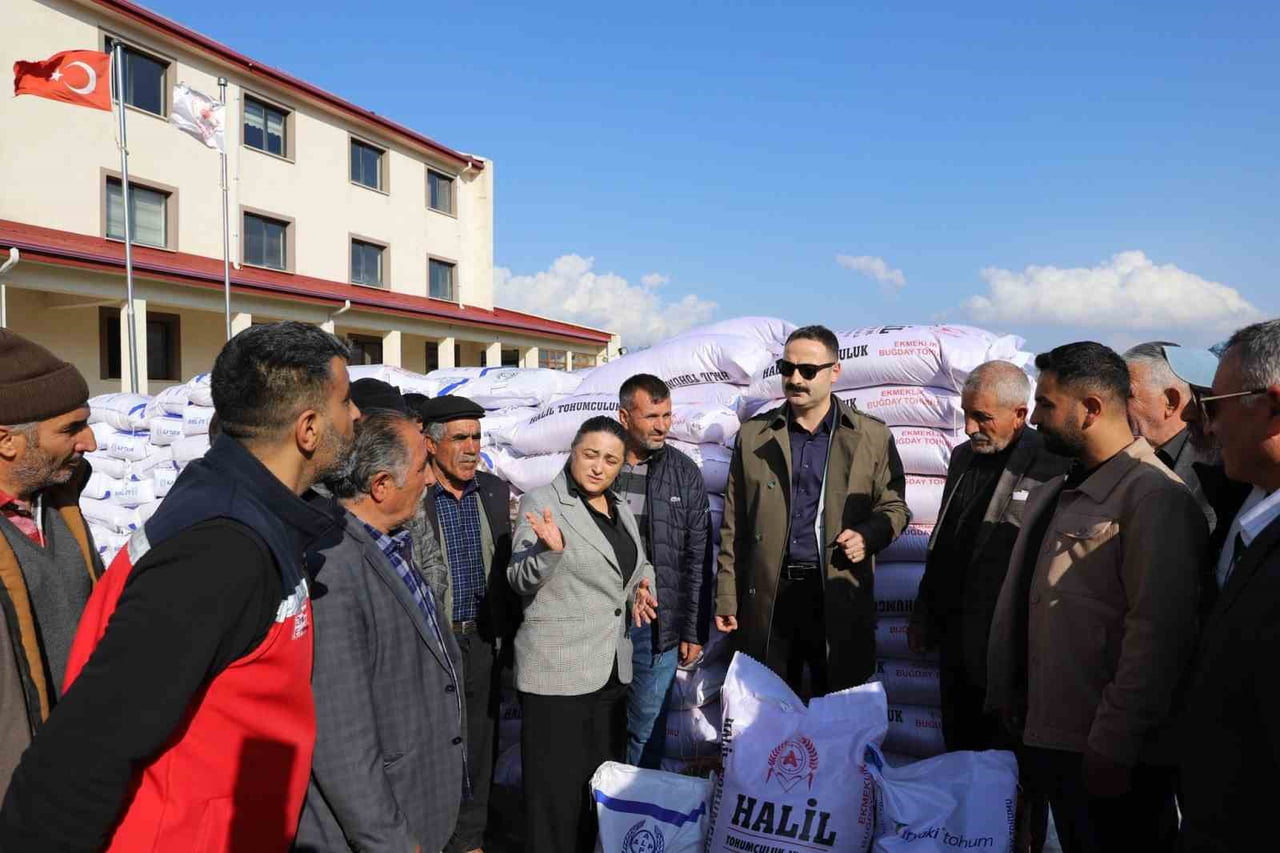 DOĞUBAYAZIT’TA ÇİFTÇİLERE 20 TON BUĞDAY TOHUMU DAĞITILDI