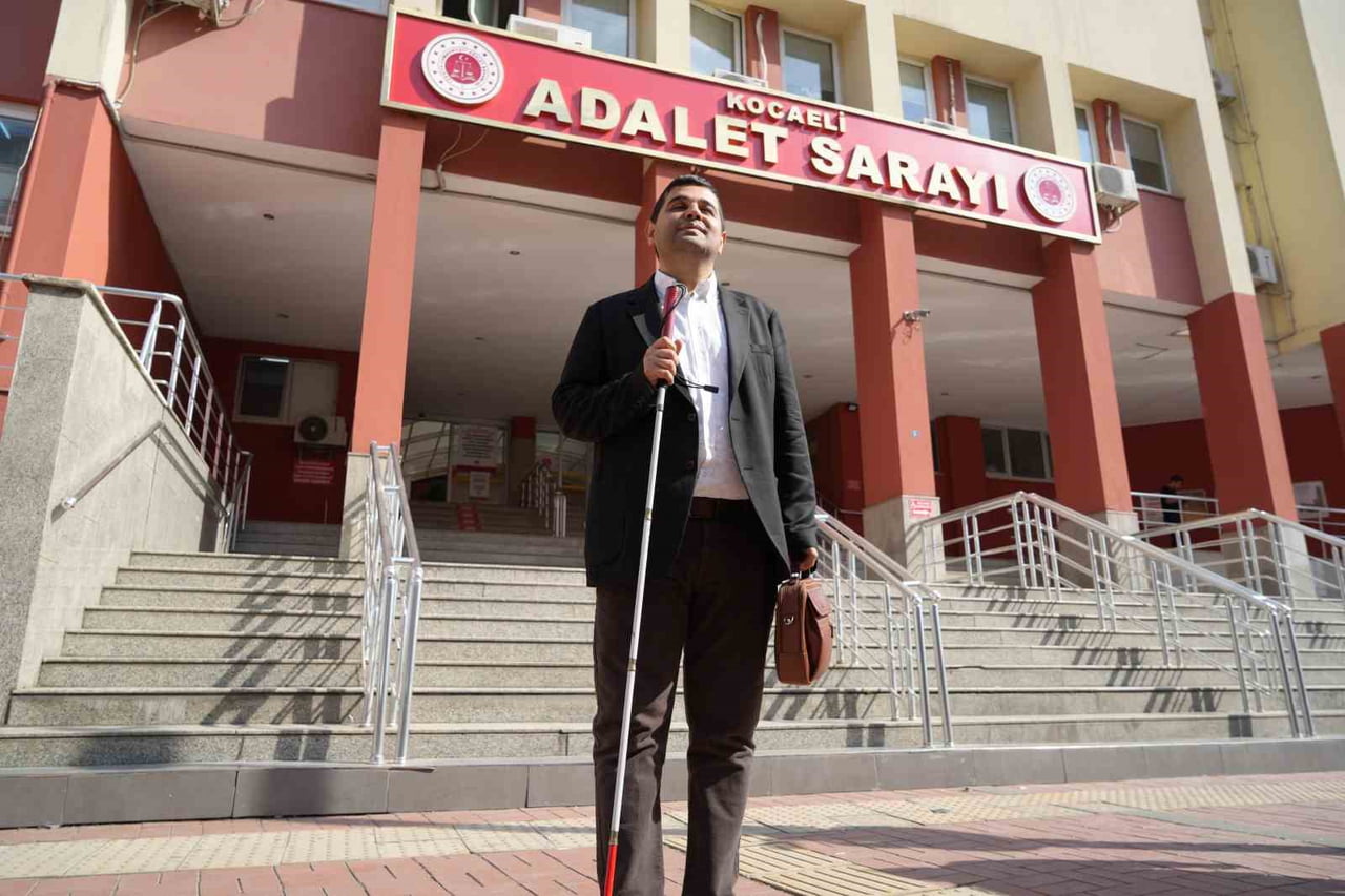DOĞUŞTAN YÜZDE 90 GÖRME ENGELLİ AVUKAT MEHMET EMRE KALAYCI, KOCAELİ BAROSU 39. DÖNEM BAŞKANLIĞINA...