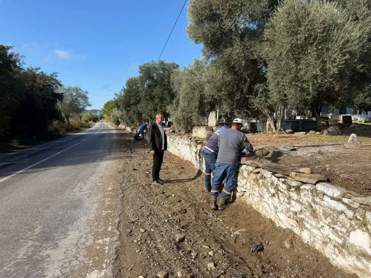 DONDURAN MAHALLE MEZARLIĞI'NDAKİ ÇALIŞMALARI İNCELEYEN YENİPAZAR BELEDİYE BAŞKANI MALİK ERCAN;...