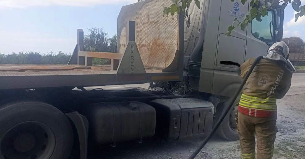 DÖRTYOL’DA ÇIKAN TIR YANGINI İTFAİYE EKİPLERİNİN MÜDAHALESİYLE KONTROL ALTINA ALINDI.