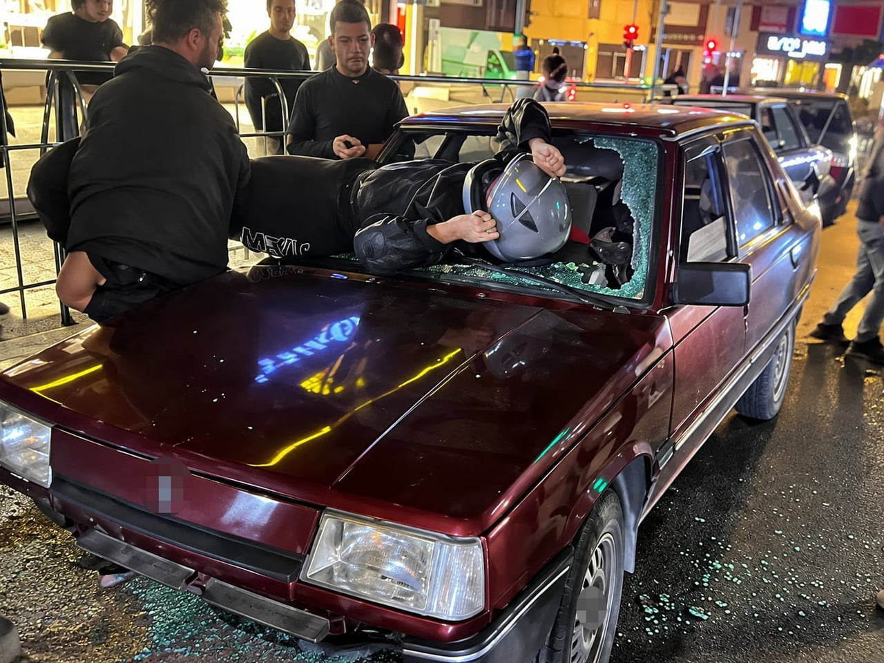 DÜZCE'DE MEYDANA GELEN KAZAFA OTOMOBİLE ÇARPAN MOTOSİKLET SÜRÜCÜSÜ ÖN CAMDAN OTOMOBİLİN İÇİNE...