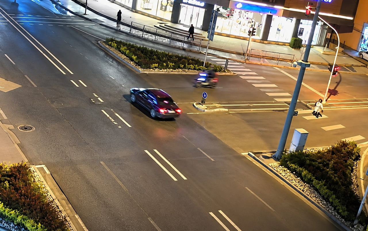 DÜZCE'DE OTOMOBİLE ÇARPAN MOTOSİKLET SÜRÜCÜSÜ, ÖN CAMDAN OTOMOBİLİN İÇERİSİNE GİREREK YARALANDI....