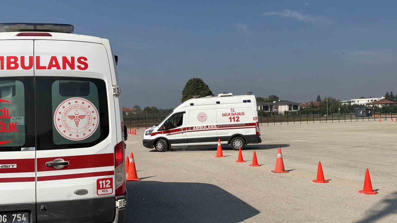 DÜZCE'DE SAĞLIK PERSONELİNE YÖNELİK DÜZENLENEN AMBULANS SÜRÜŞ GÜVENLİĞİ EĞİTİMİ'NDE SÜRÜCÜLER...