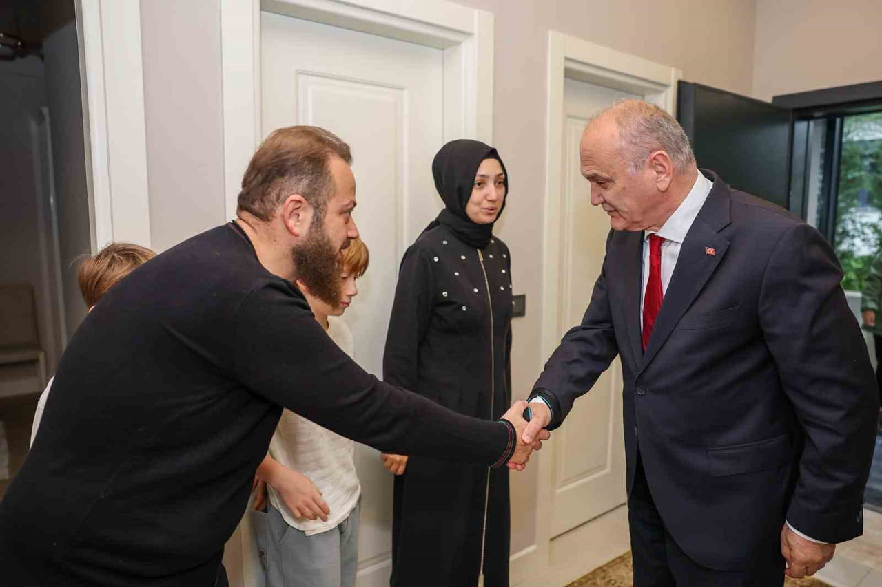 DÜZCE BELEDİYE BAŞKANI DR. FARUK ÖZLÜ, ESKİ DÜZCE BELEDİYE BAŞKANI RUHİ KURNAZ İLE BİRLİKTE...