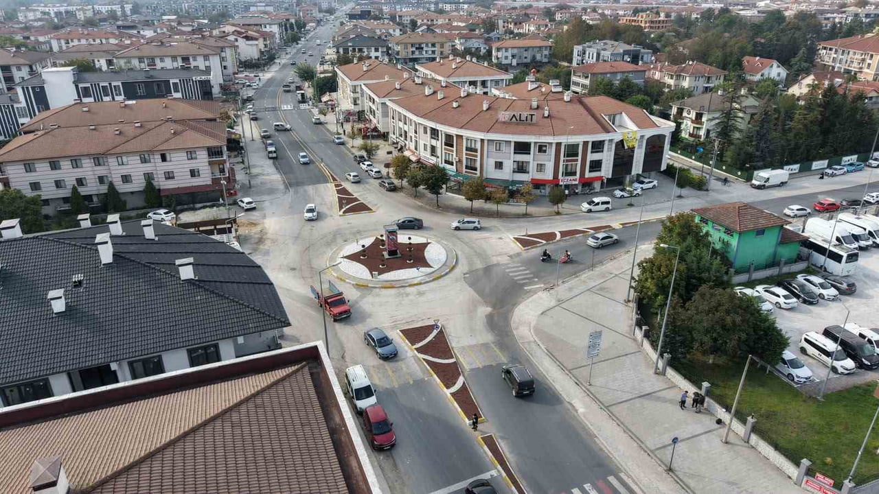DÜZCE BELEDİYESİ, ASFALT ÇALIŞMALARININ TAMAMLANDIĞI BÖLGELERDE TRAFİK AKIŞININ DAHA GÜVENLİ VE...