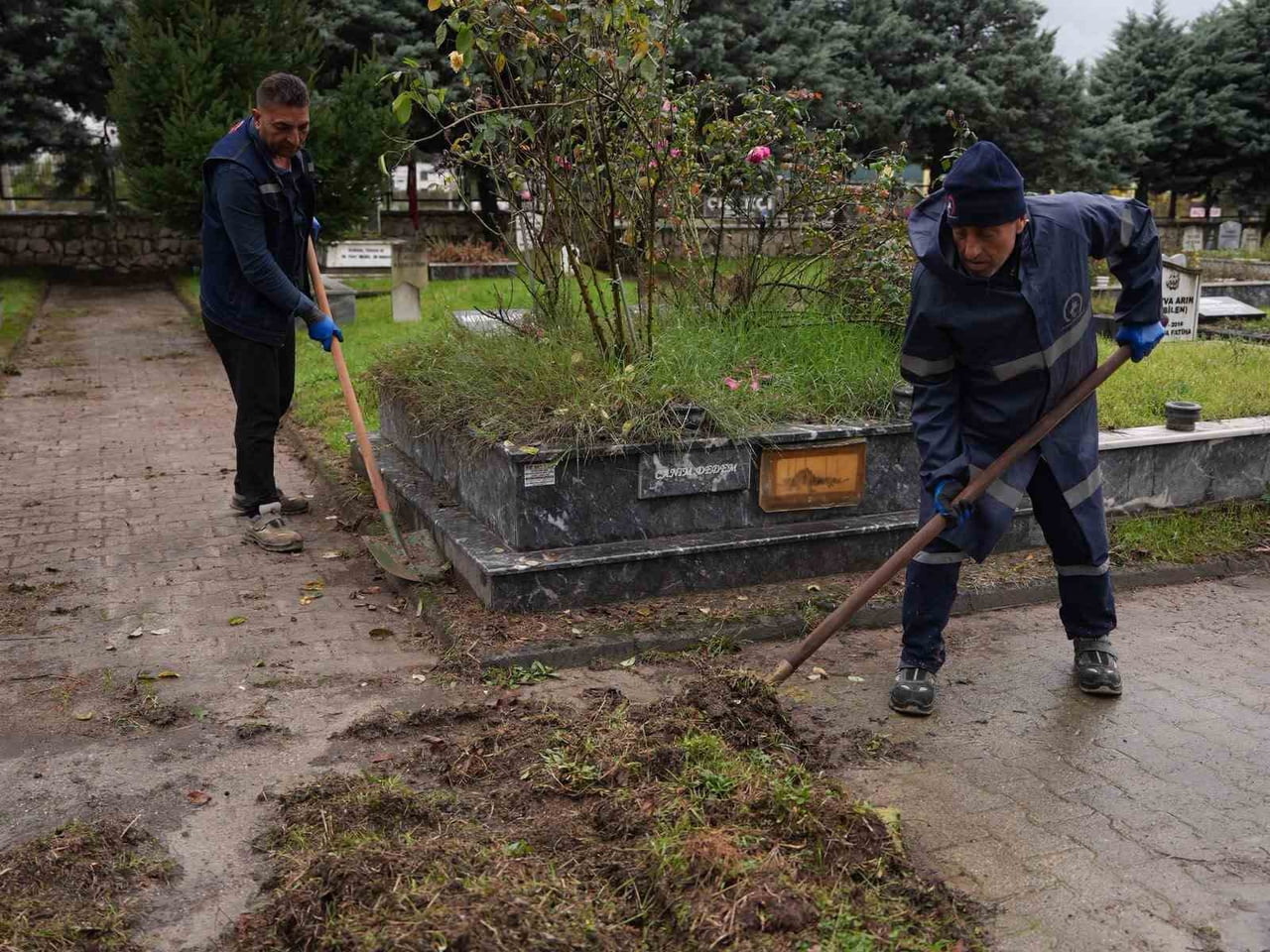 DÜZCE BELEDİYESİ, KENT GENELİNDEKİ MEZARLIKLARDA BAKIM VE GENEL TEMİZLİK ÇALIŞMALARINI SÜRDÜRÜYOR....