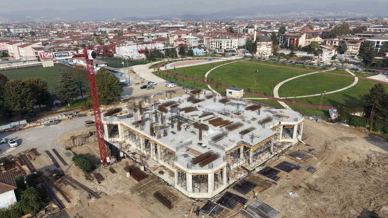 DÜZCE BELEDİYESİ TARAFINDAN KÜLTÜR MAHALLESİ’NDE, MERKEZ PARK’IN HEMEN YANINDA İNŞA EDİLEN ANIT...