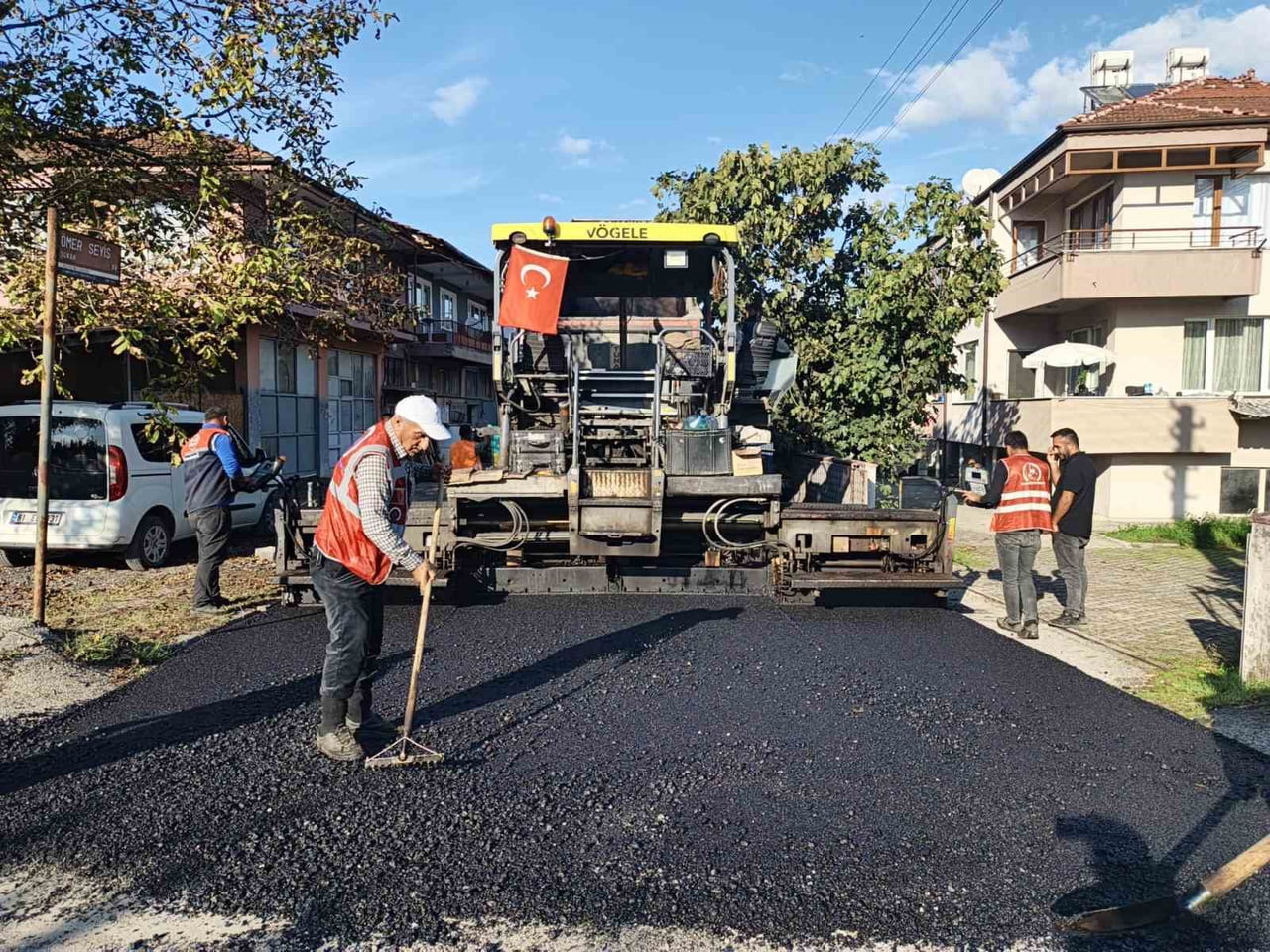 DÜZCE BELEDİYESİ TARAFINDAN YÜRÜTÜLEN ASFALT ÇALIŞMALARI HAVA ŞARTLARININ UYGUN SEVİYEYE GELMESİ...