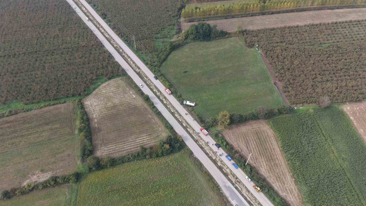 DÜZCE’DE 1. ORGANİZE SANAYİ BÖLGESİ (OSB) YOLUNDA AKARYAKIT YÜKLÜ TANKER DEVRİLDİ. KAZA NEDENİYLE...