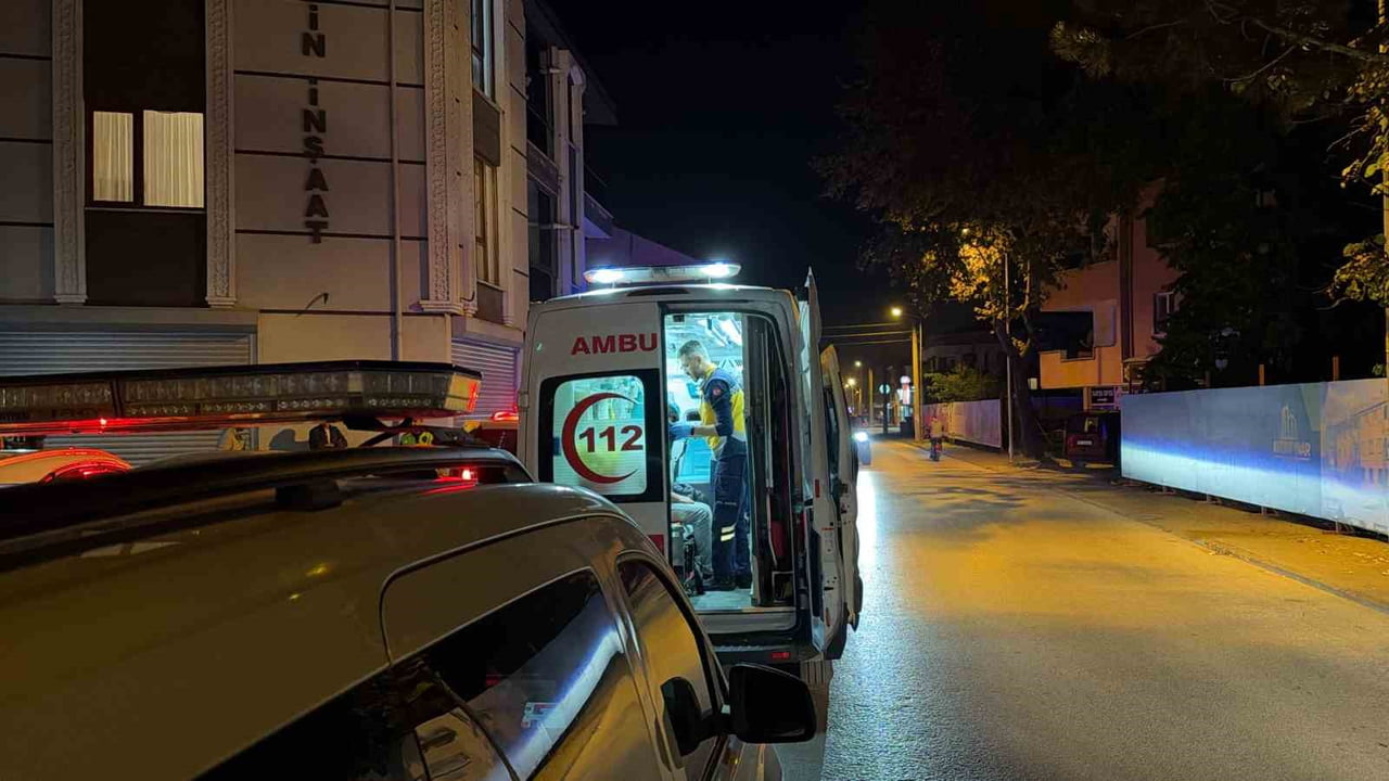 DÜZCE’DE AYDINPINAR CADDESİ’NDE KONTROLDEN ÇIKARAK KALDIRIMA ÇARPAN MOTOSİKLETİN DEVRİLMESİ SONUCU...