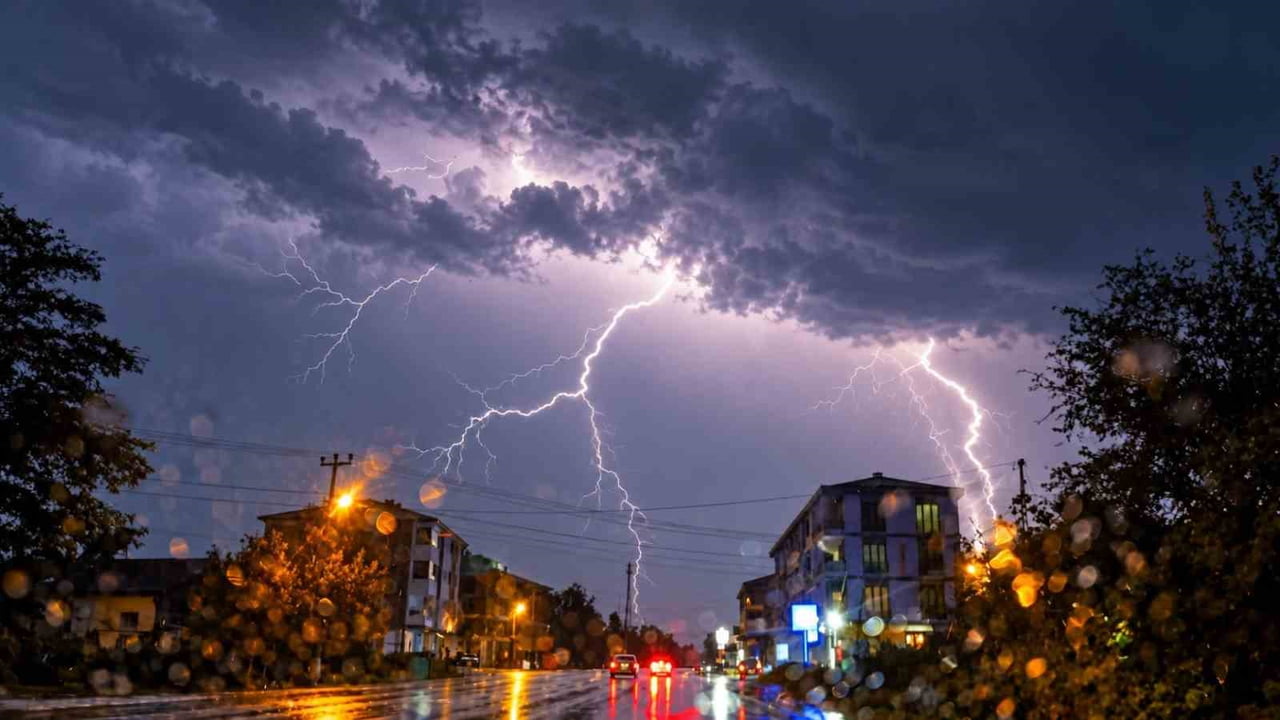 DÜZCE’DE BEKLENEN SAĞANAK YAĞIŞ, GECE SAATLERİNDE ETKİSİNİ GÖSTERMEYE BAŞLADI. YAĞIŞ ÖNCESİNDE...