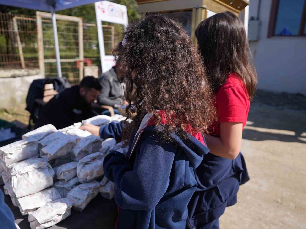 DÜZCE’DE ÇEŞİTLİ OKULLARDAN ÖĞRENCİLER, MERGİÇ HAYVAN KONUKEVİ’Nİ ZİYARET EDEREK BARINAKTAKİ...