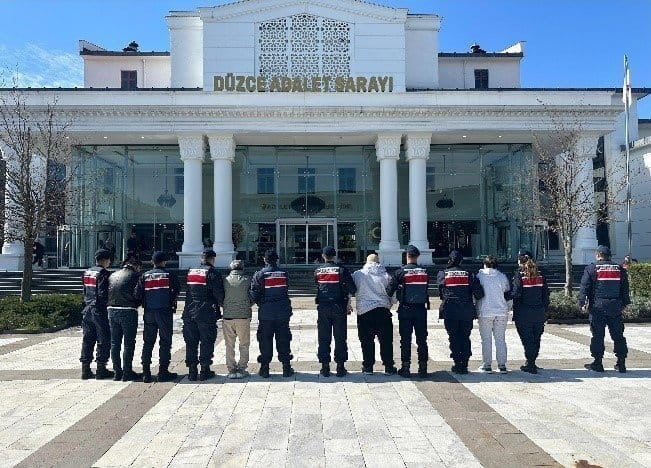 DÜZCE’DE ÇEŞİTLİ SUÇLARDAN ARANAN 45 KİŞİ YAKALANDI