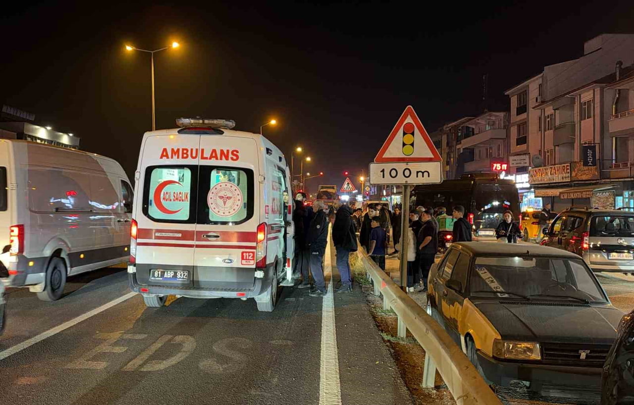DÜZCE’DE D655 KARA YOLUNDA MOTOSİKLET İLE OTOMOBİLİN ÇARPIŞMASI SONUCU MEYDANA GELEN TRAFİK...