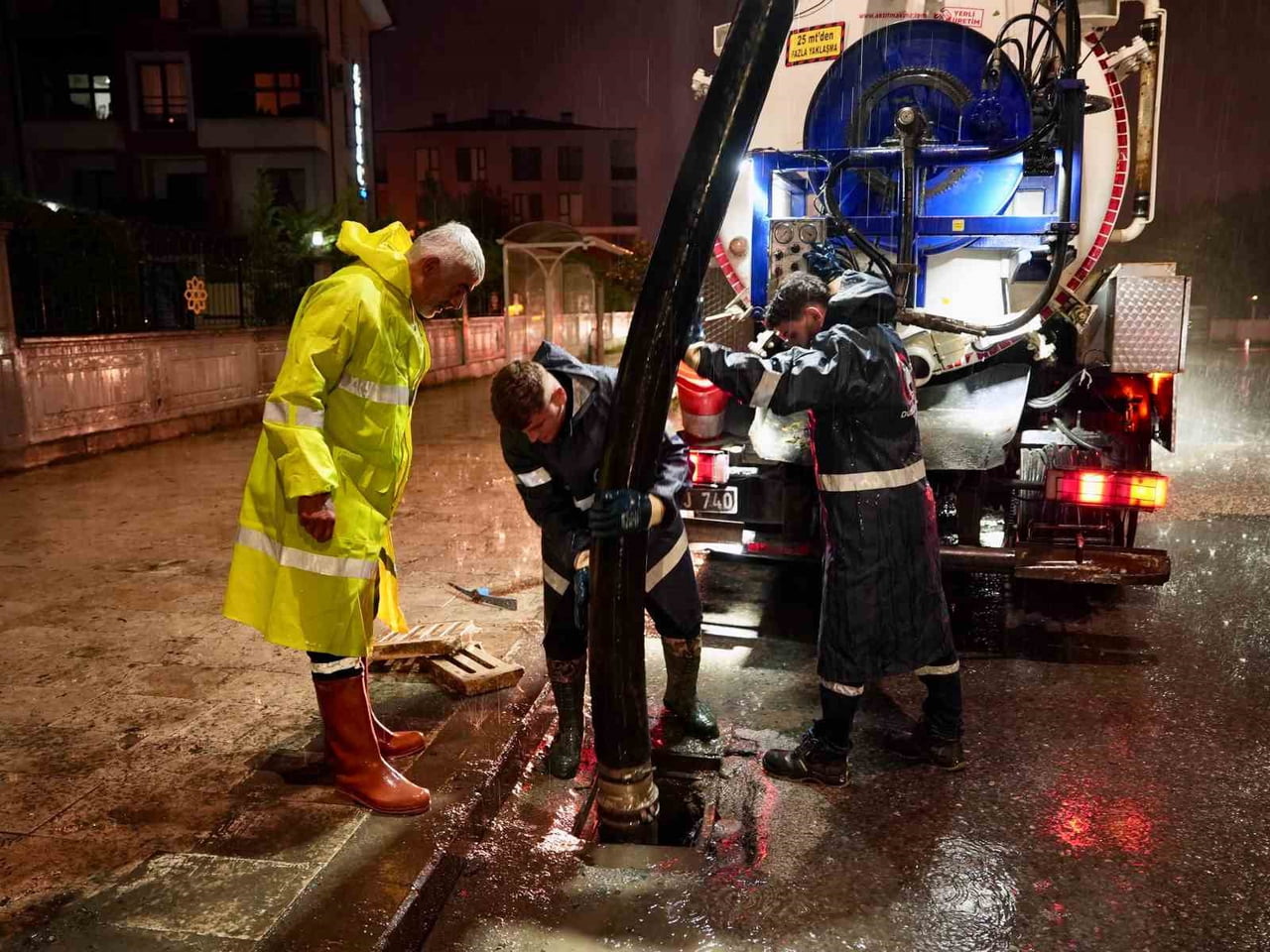 DÜZCE’DE ETKİLİ OLAN AŞIRI YAĞIŞLAR NEDENİYLE BELEDİYE EKİPLERİ 36 SAATTİR ARALIKSIZ ÇALIŞMALARINI...