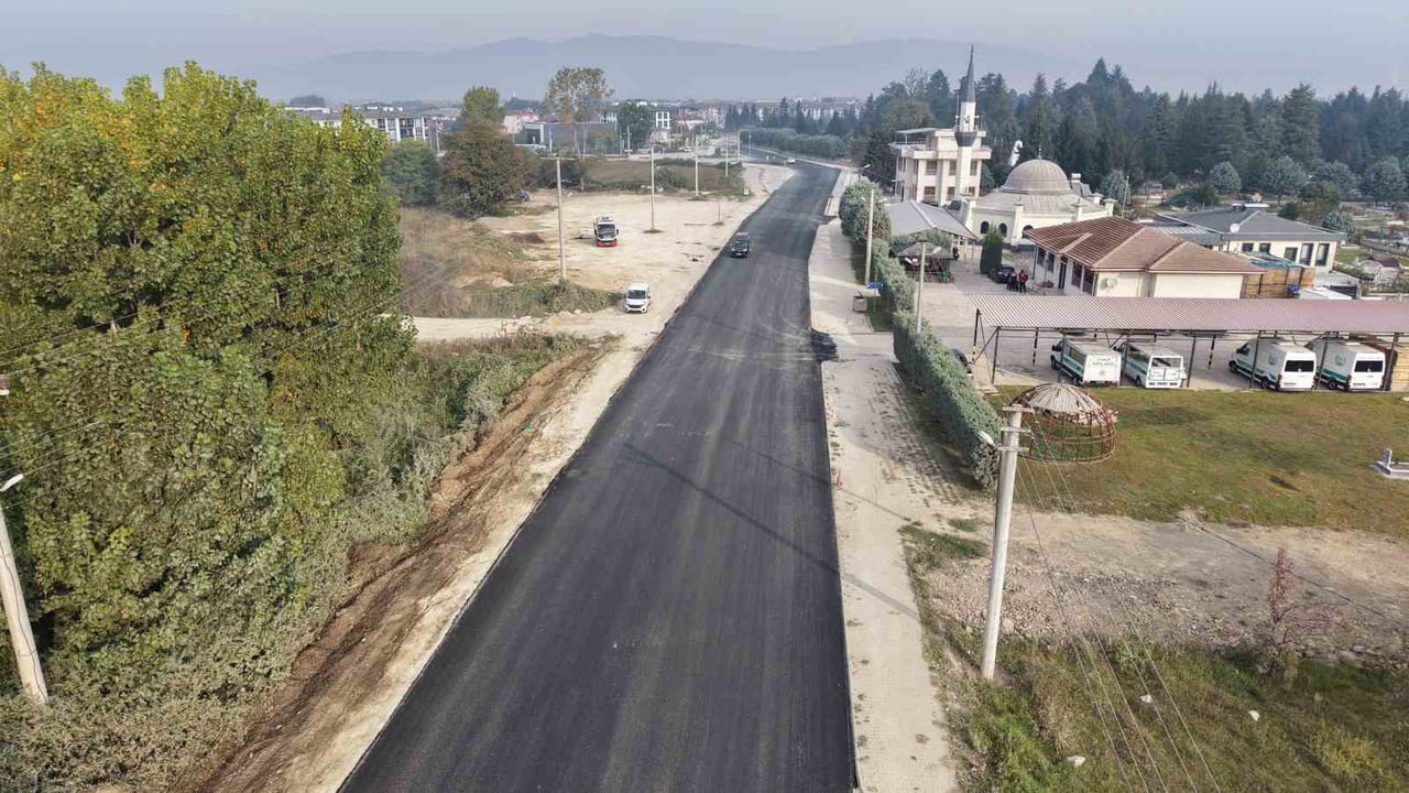 DÜZCE’DE GAZHANE CADDESİ’NDE HAFTA SONU BAŞLATILAN 800 METRELİK ASFALT SERİM ÇALIŞMASI TAMAMLANDI....