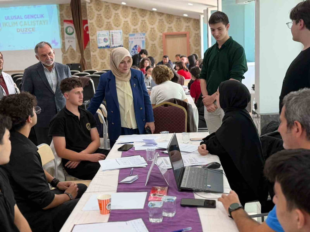DÜZCE’DE LİSE ÖĞRENCİLERİNE YÖNELİK DÜZENLENEN “ULUSAL GENÇLİK İKLİM ÇALIŞTAYI”NDA GENÇLER...