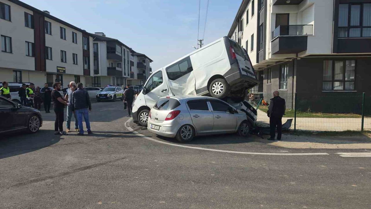 DÜZCE’DE MEYDANA GELEN KAZADA OTOMOBİLİN ÇARPTIĞI MİNİBÜS PARK HALİNDE OTOMOBİLİN ÜZERİNE ÇIKTI....