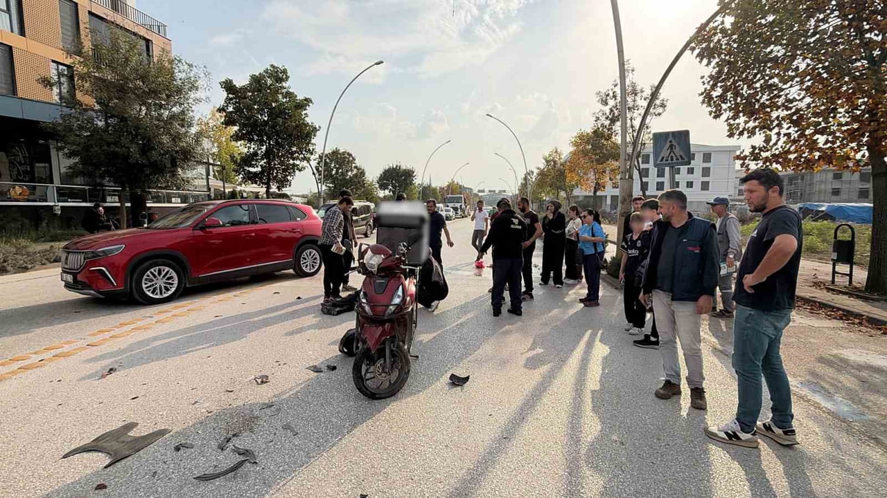 DÜZCE’DE OTOMOBİL İLE MOTOKURYENİN ÇARPIŞTIĞI KAZADA 2 KİŞİ YARALANDI.