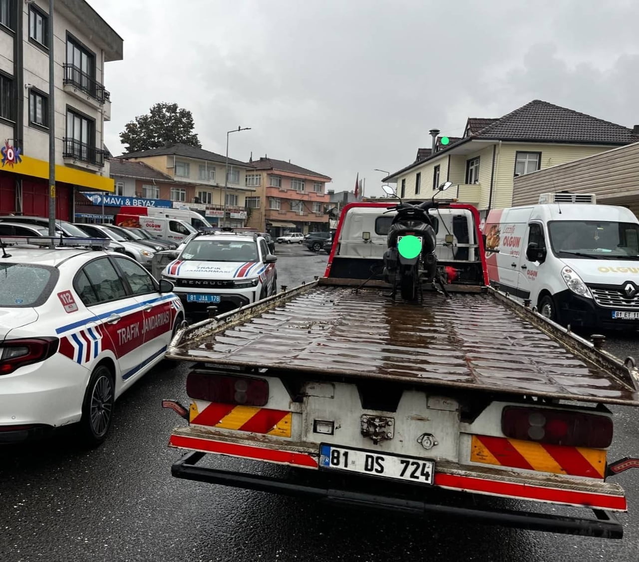 DÜZCE’DE TRAFİK KURALLARINI HİÇE SAYARAK YAPTIKLARI TEHLİKELİ HAREKETLERİ SOSYAL MEDYADA PAYLAŞAN...