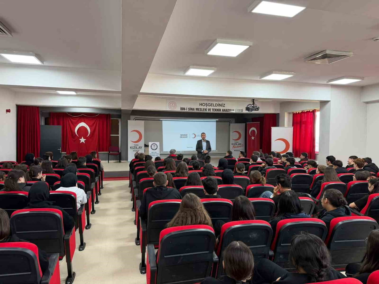 DÜZCE İBN-İ SİNA MESLEKİ VE TEKNİK ANADOLU LİSESİ’NDE ÖĞRENCİLERE YÖNELİK KIZILAY TANITIMI, AKRAN...