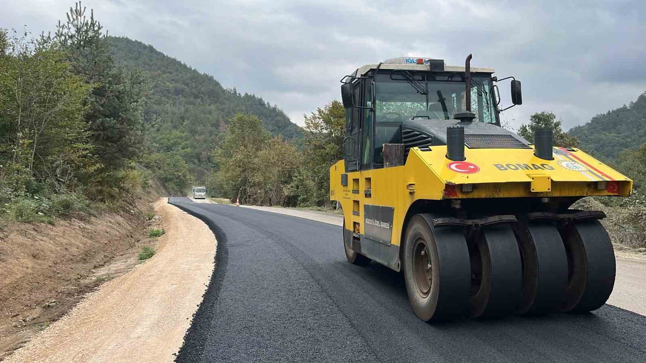 DÜZCE İL GENEL MECLİS BAŞKANI FAZLI KOÇ, YEDİGÖLLER YOLUNDA BU YIL 5 KİLOMETRELİK ÇALIŞMA...