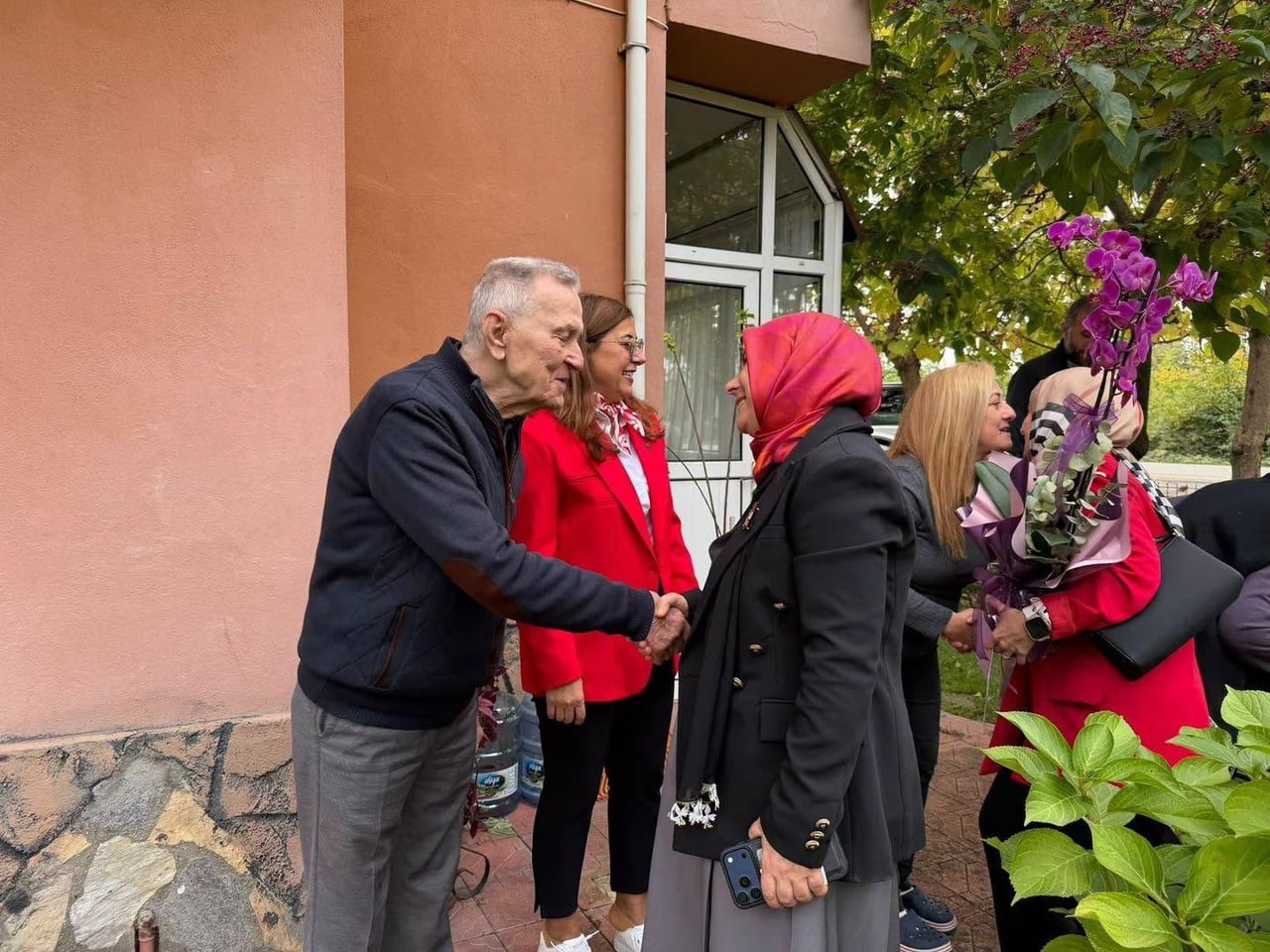 DÜZCE İL MİLLİ EĞİTİM MÜDÜRÜ GÜLŞEN ÖZER, ŞEHİT UFUK BAYSAN’IN AİLESİYLE BİR ARAYA GELEREK AİLENİN...