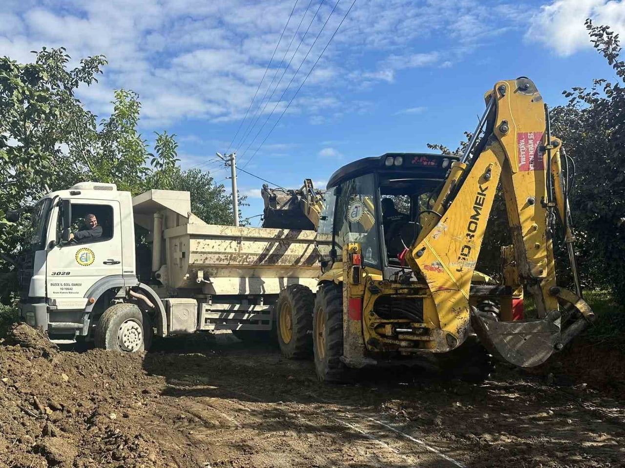 DÜZCE İL ÖZEL İDARESİ EKİPLERİ, AKÇAKOCA İLÇESİNE BAĞLI GÖKTEPE KÖYÜ’NDE SATHİ KAPLAMA (SOĞUK...