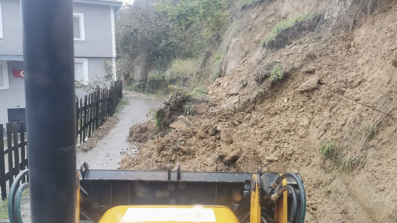 DÜZCE İL ÖZEL İDARESİ EKİPLERİ, AKÇAKOCA İLÇESİNE BAĞLI YEŞİLKÖY KÖYÜNDE YOĞUN YAĞIŞLAR NEDENİYLE...