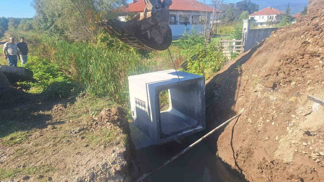 DÜZCE İL ÖZEL İDARESİ EKİPLERİ, ÇİLİMLİ İLÇESİNE BAĞLI DİKMELİ KÖYÜ’NDE TOPLAM 14 METRE...